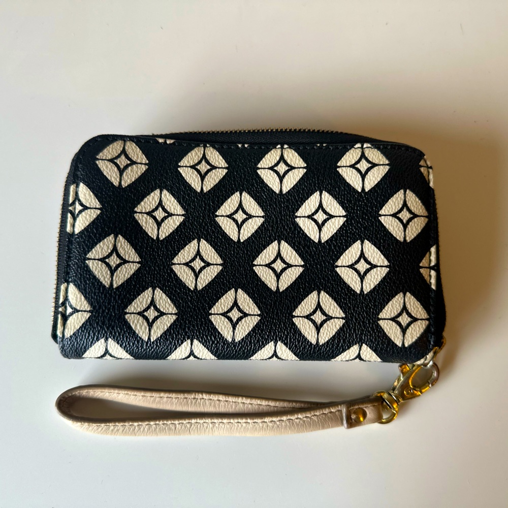 Fossil wristlet black and white print